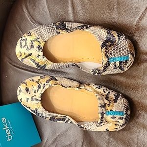 Tieks Size 9 Sand Snake with original Box and Flower